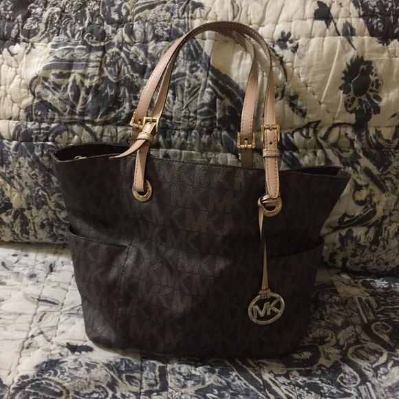 Michael Kors Handbags - EUC Michael Kors Tote